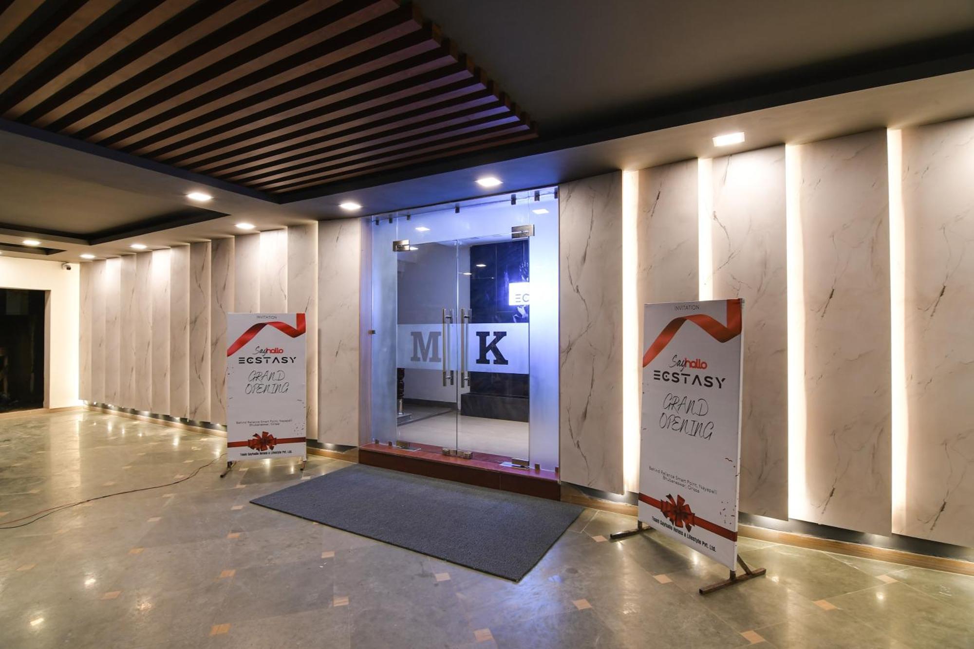 Super Townhouse Oak Sayhallo Ecstasy บูบันเนสชวาร์ ภายนอก รูปภาพ